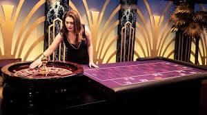 Filipino player depositing PHP via GCash on casino play mobile app